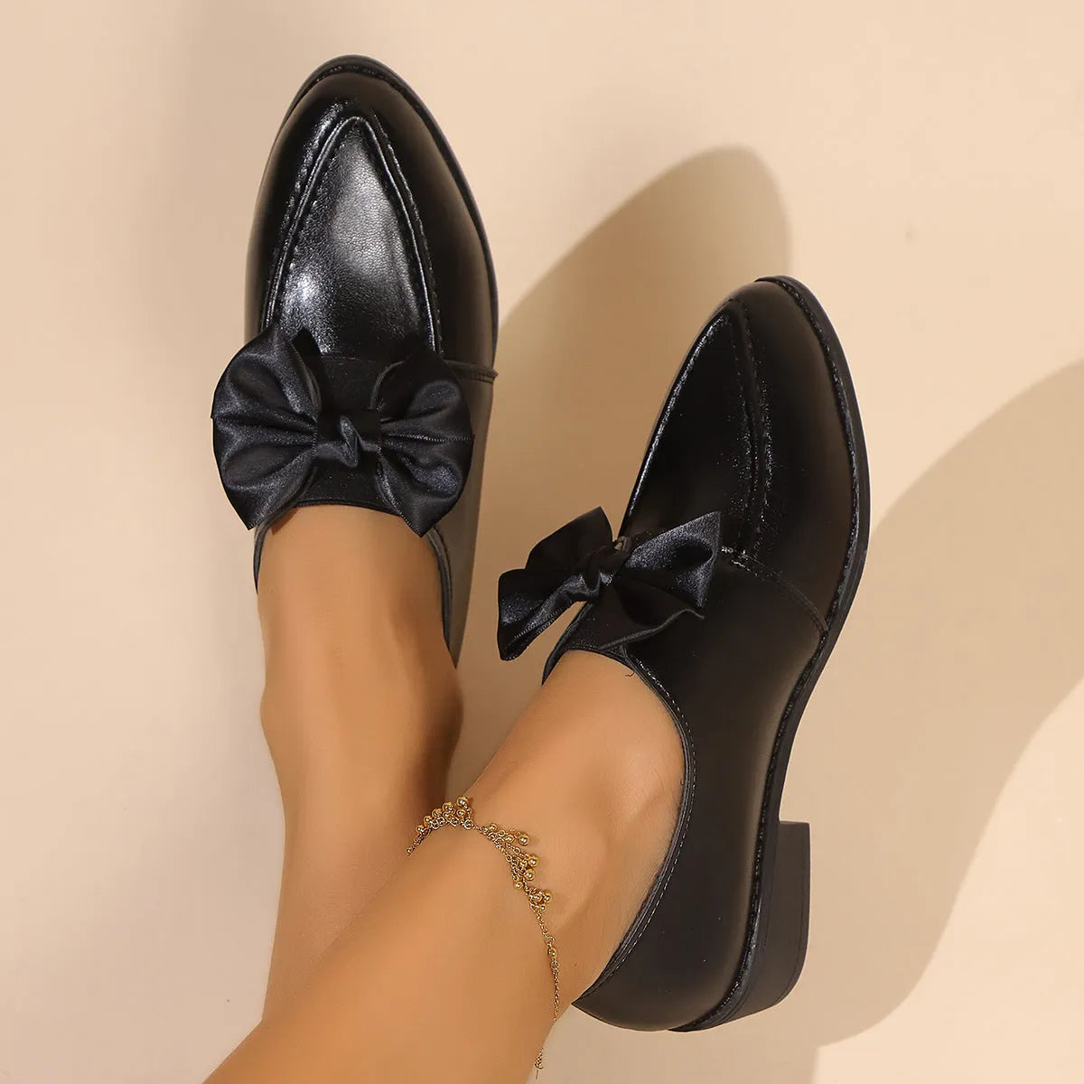 Women's simple flat shoes with a choice of bow decoration, showing PU upper and rubber sole.