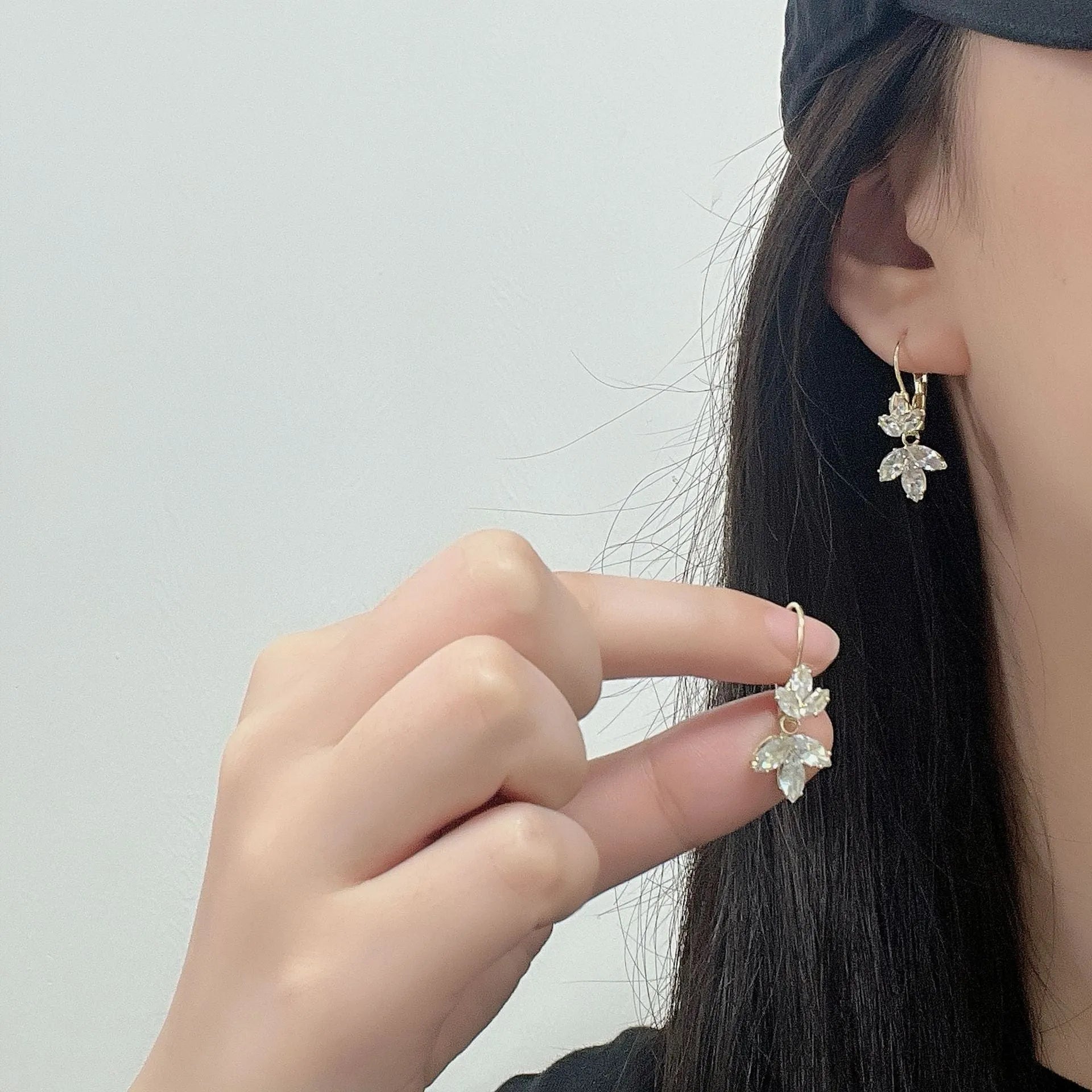 Women's platinum alloy earrings with leaves shape and inlaid zircon stones