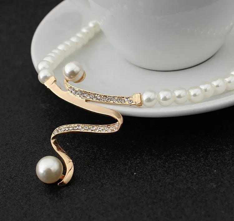 Gold pearl necklace and earrings set with drop-shaped pendant and electroplated finish