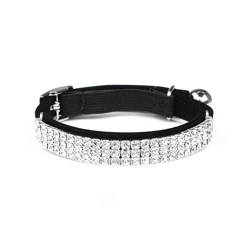 A velvet cat collar with rhinestone decoration, shown in an adjustable length from 20 to 30cm.