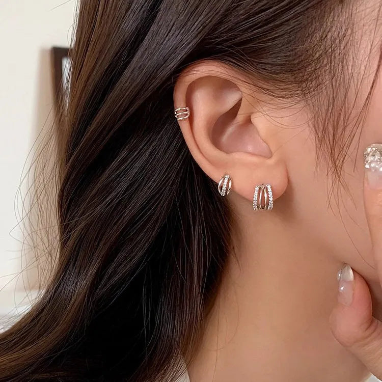 A pair of geometric-shaped 925 silver needle earrings with an electroplated finish.