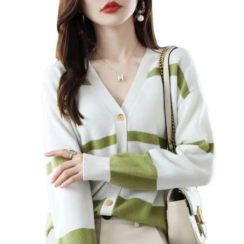 Women's striped V-neck knitted cardigan with 3D pattern and front buttons in slim fit
