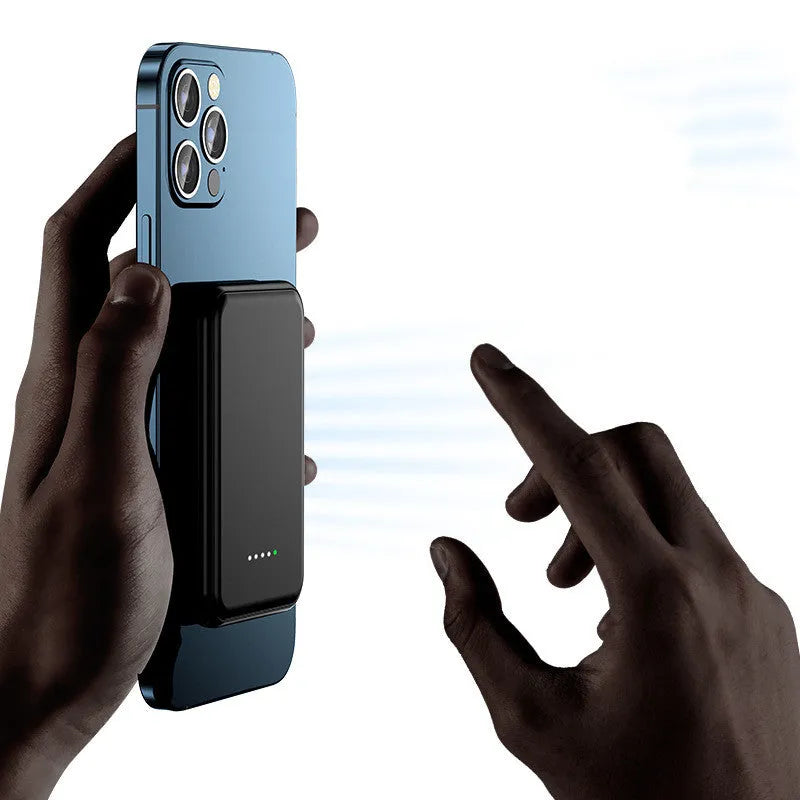Mini magnetic wireless power bank 5000 mAh in cool black with LED display