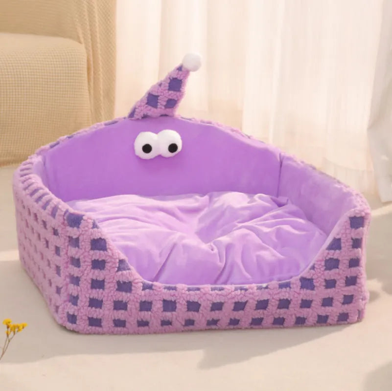 Triangular hat-shaped pet bed with removable cover in green colour with sponge interior