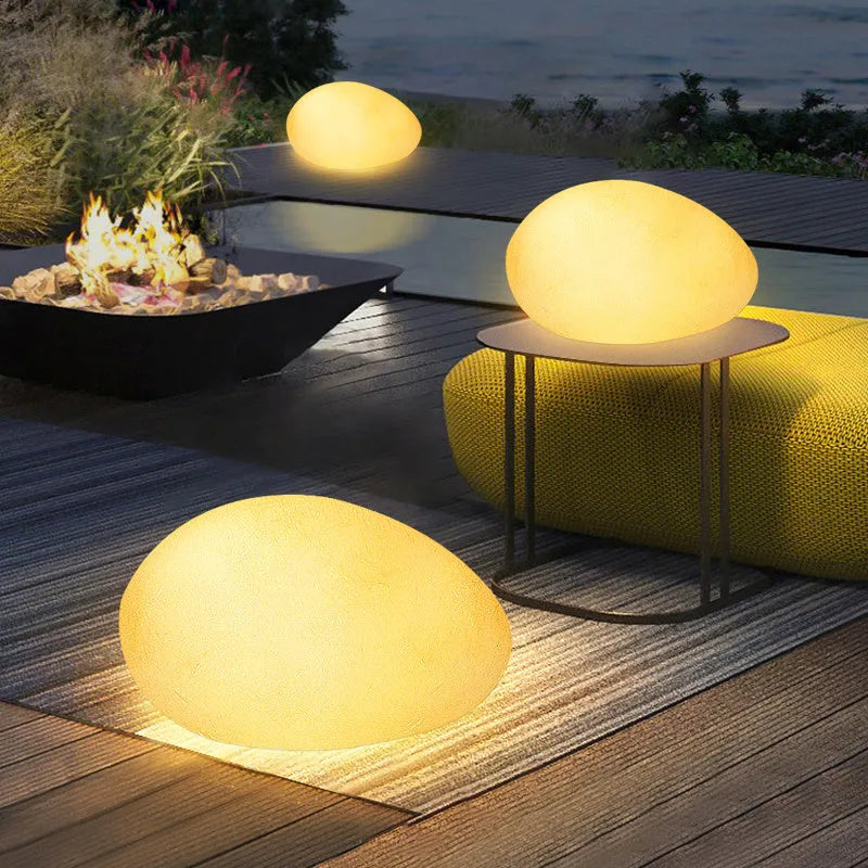 Outdoor pebble light in natural stone finish, geometric shape, IP65 waterproof, solar or rechargeable, 31cm size