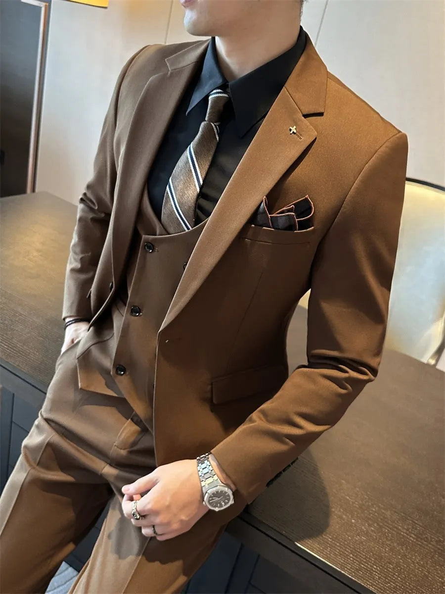 Men's slim fit business formal jacket in a chemical fibre blend, available in dark green.