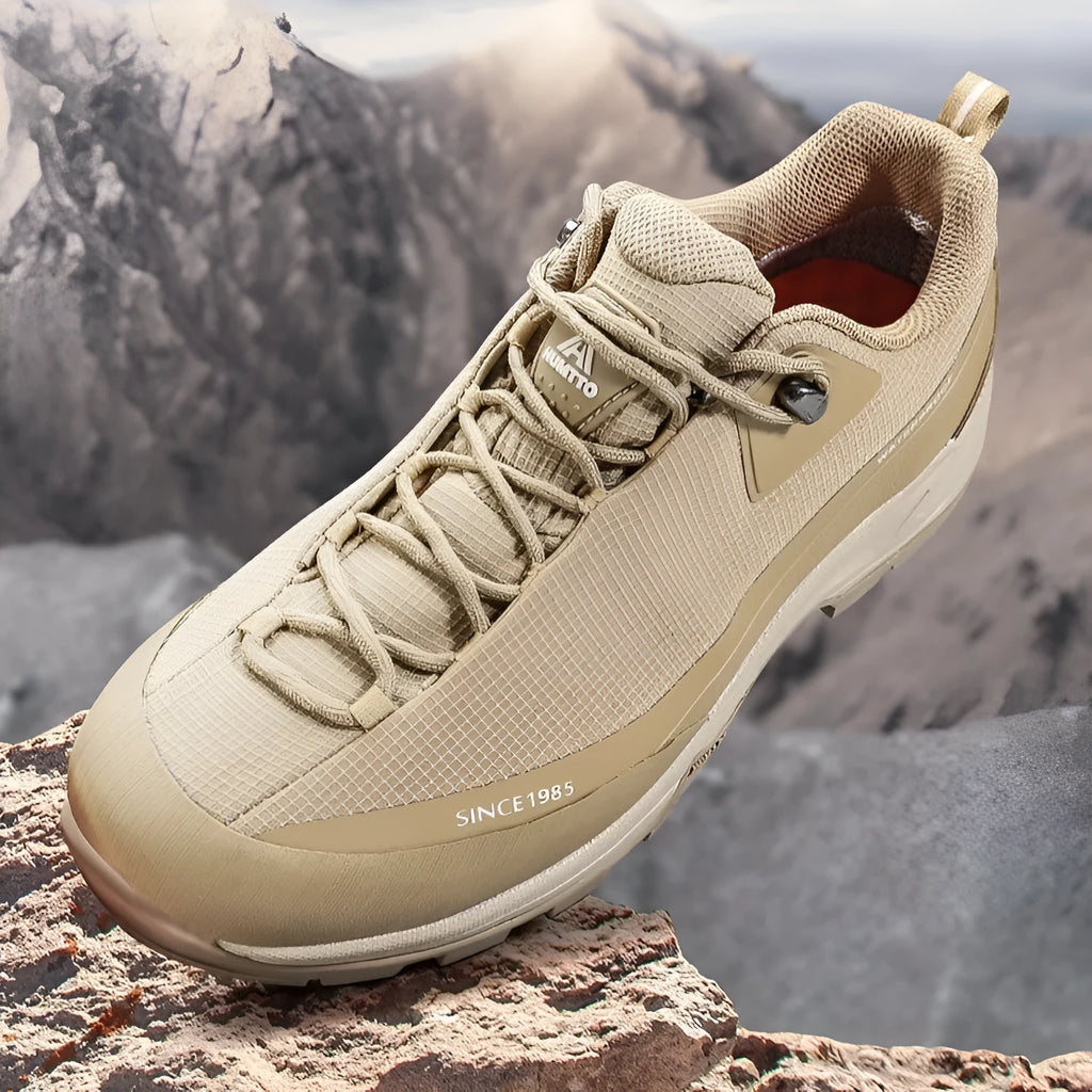 Men's low-top hiking shoes with leather mesh upper and round toe design