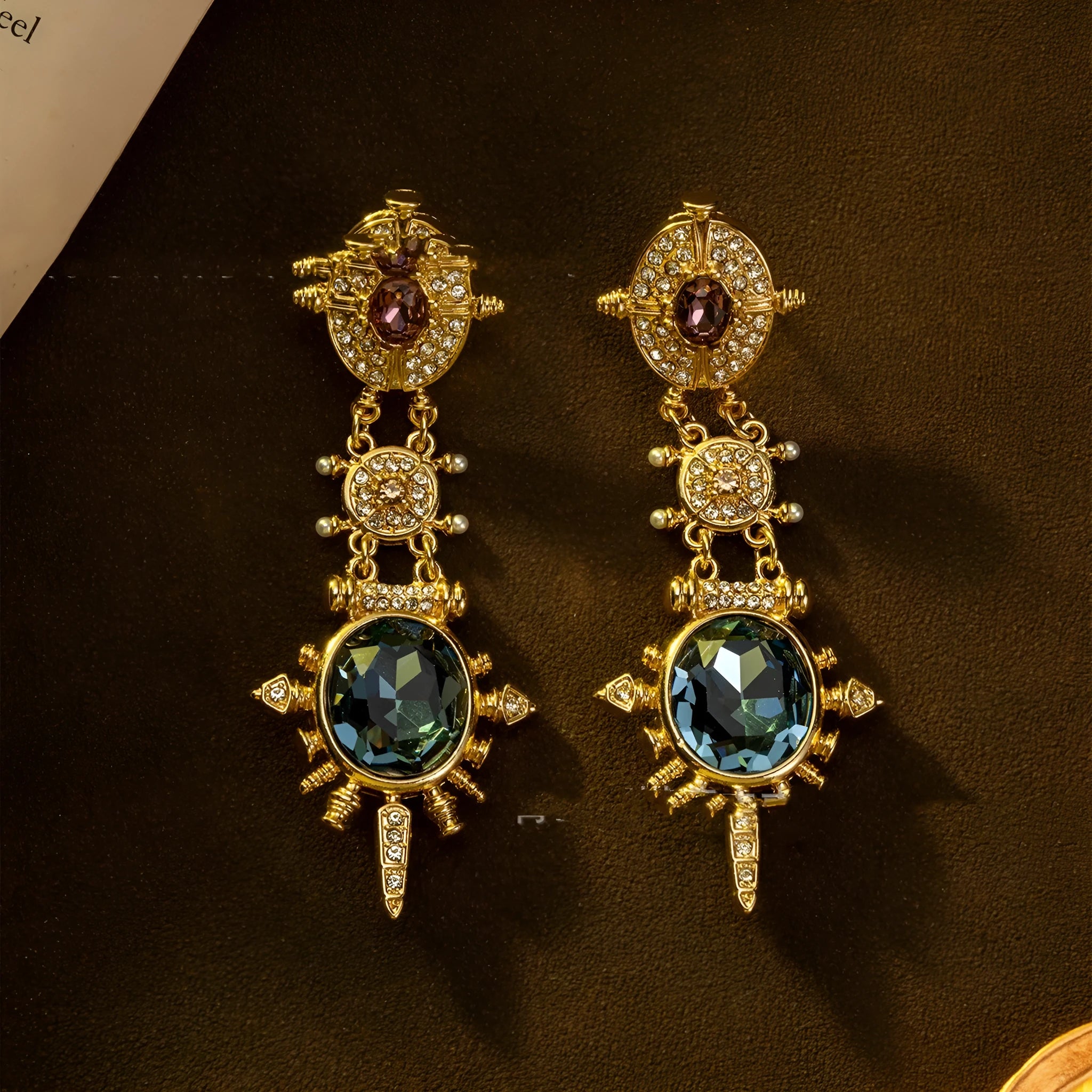 Gold geometric stud earrings with round element and diamond treatment