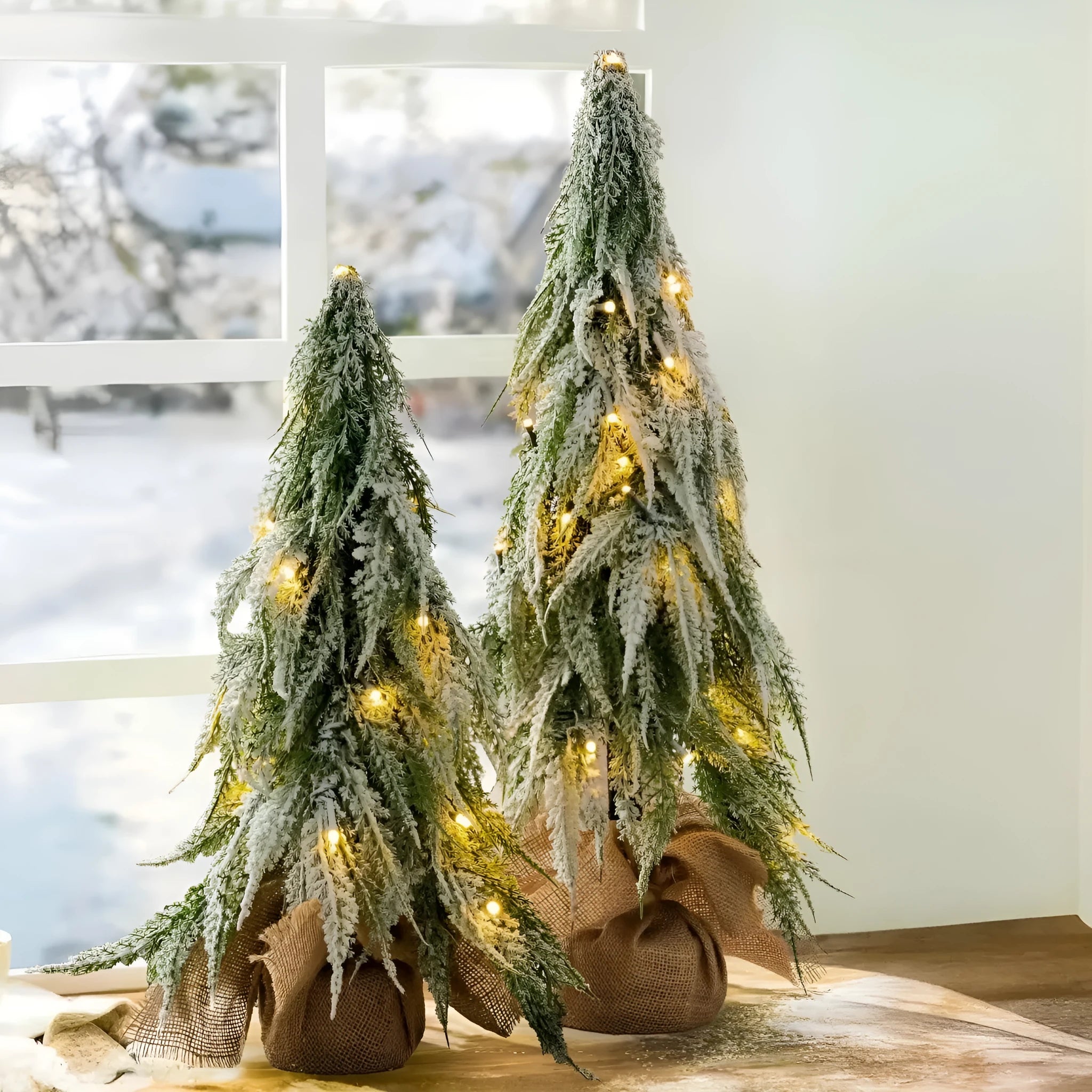 Small 24-inch plastic Christmas tree sprayer with snow simulation effect and built-in festival lights