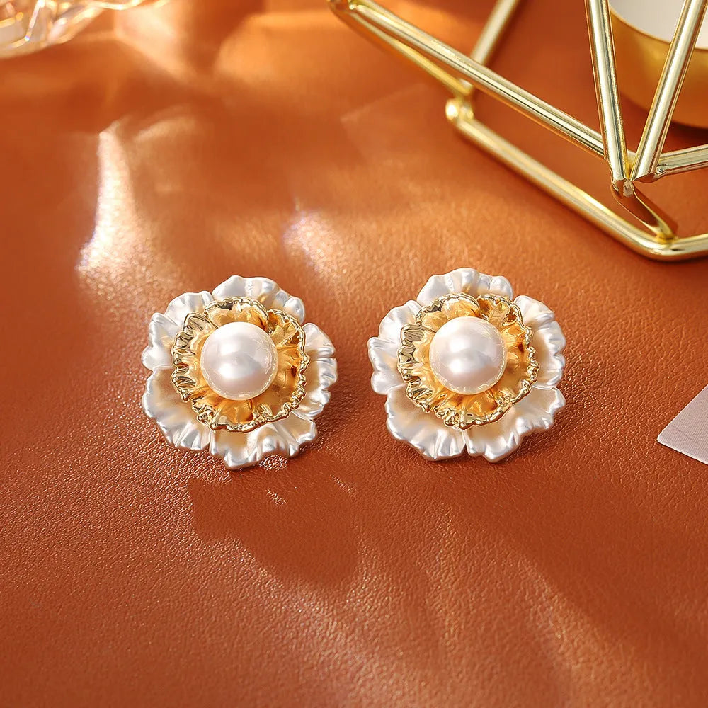 Real gold plated pleated flower pearl stud earrings on copper base casual light luxury style for women