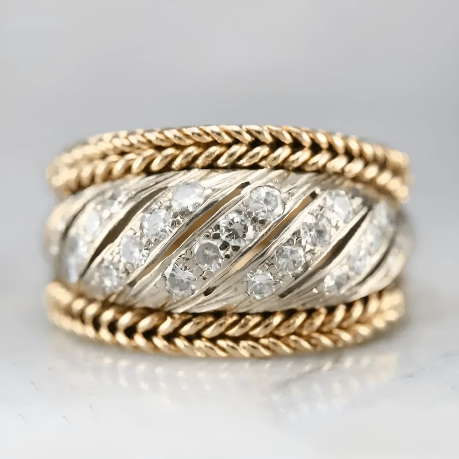 Gold electroplated line ring for women, metal zinc alloy, sizes 6 to 10