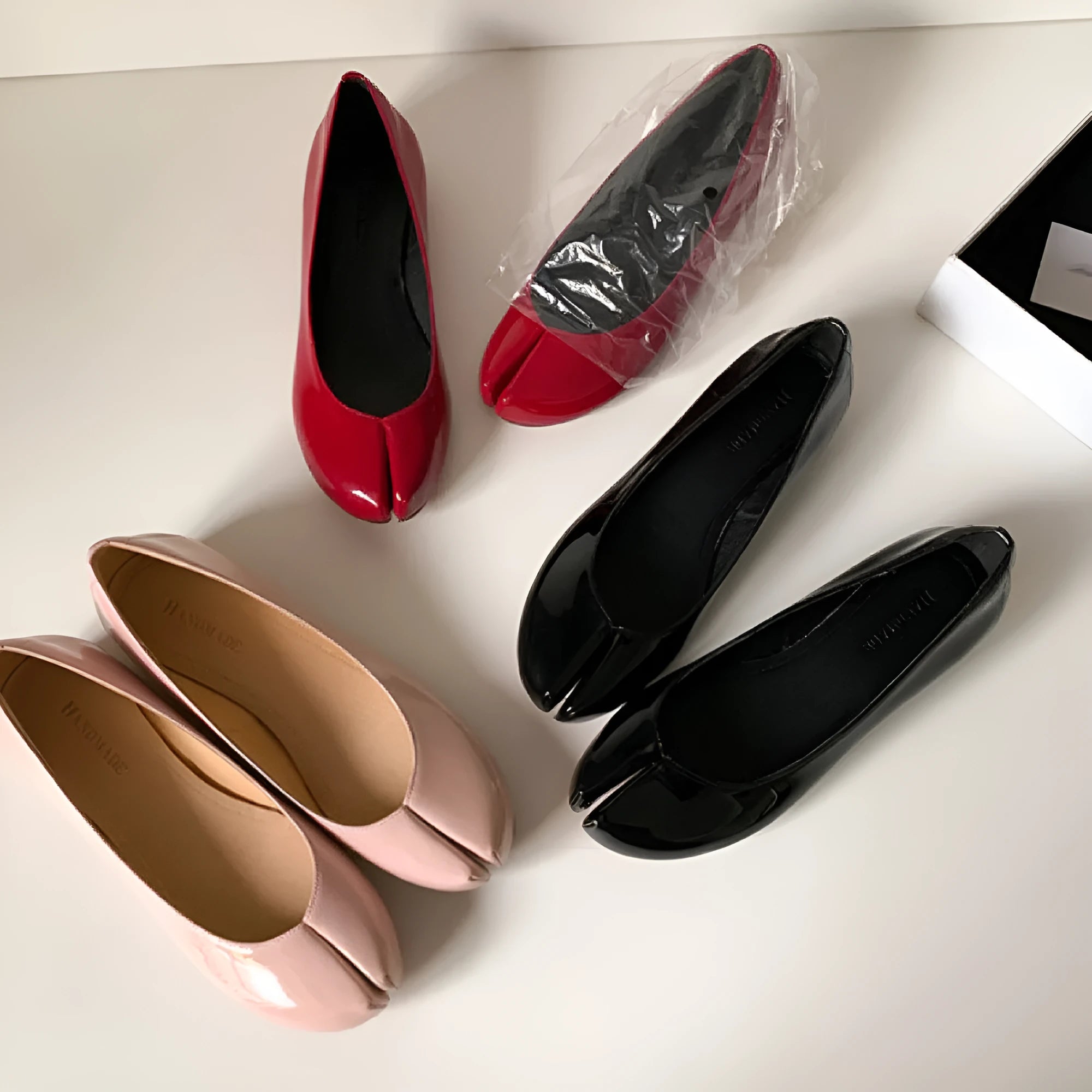 Women's flat split-toe shoes in red cowhide leather, solid colour design