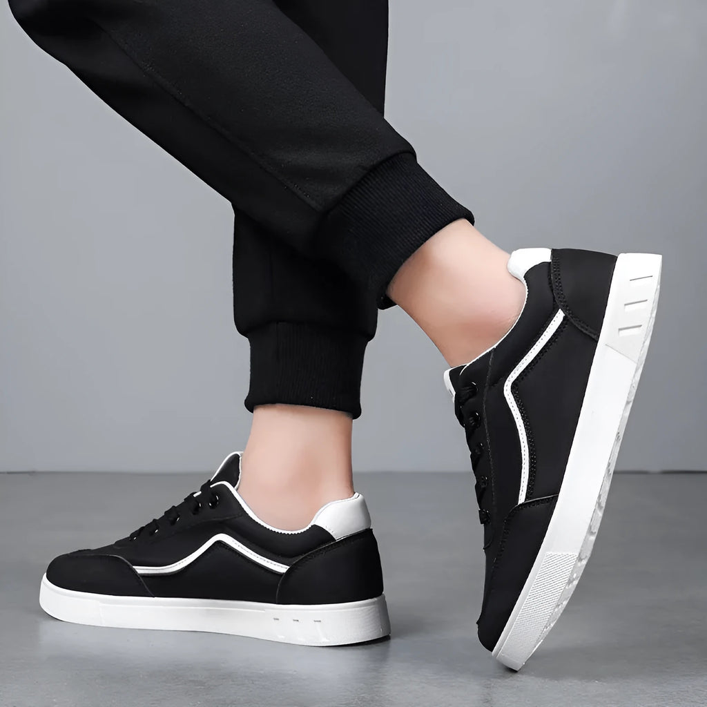 Men's low-top Korean style board sneakers in black with round toe, flat heel, and sewing line detail on the upper.