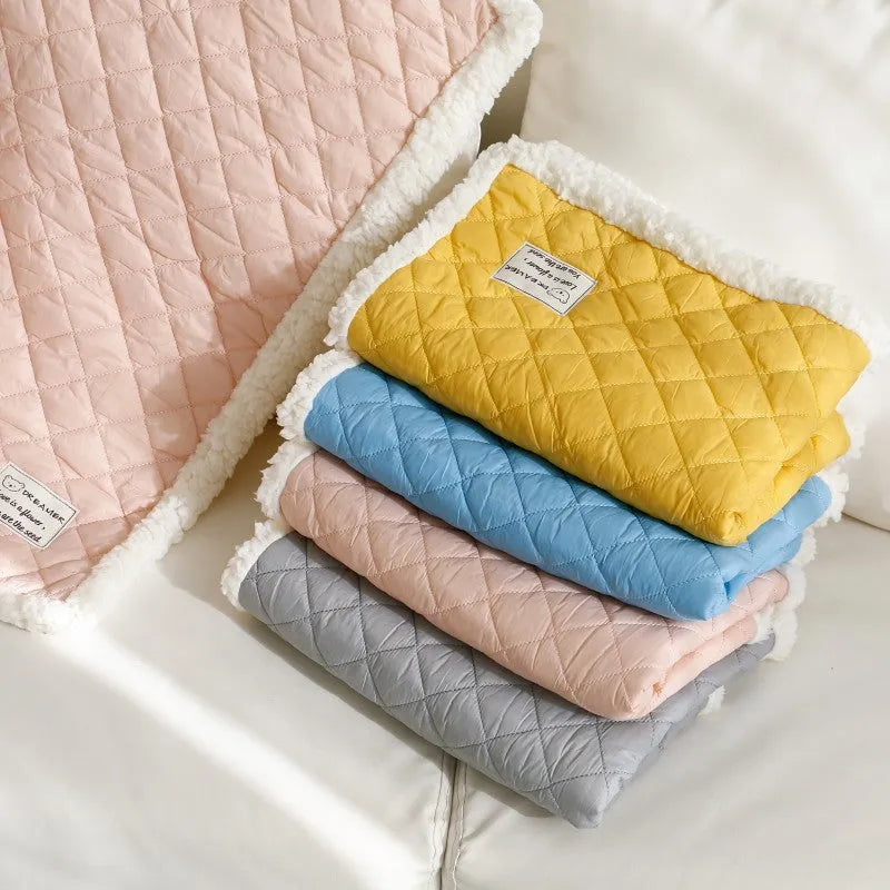 A soft cloth pet blanket for cats in a quilted blue colour, shown in size L 80x60cm.