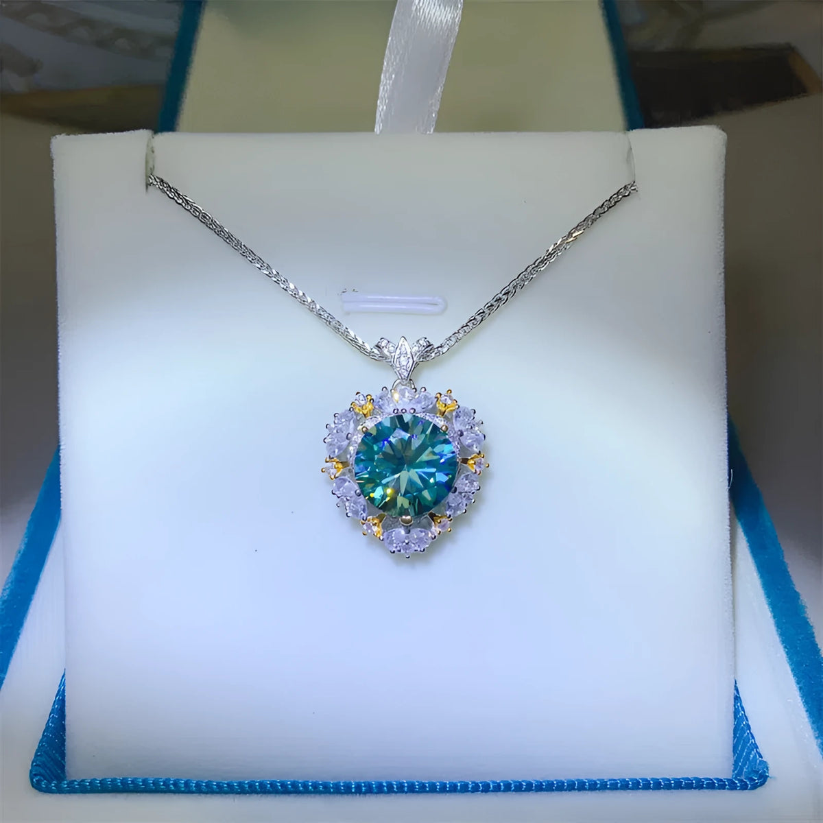 Green moissanite pendant necklace S925 sterling silver 5 carat U-shaped line style diamond inlay