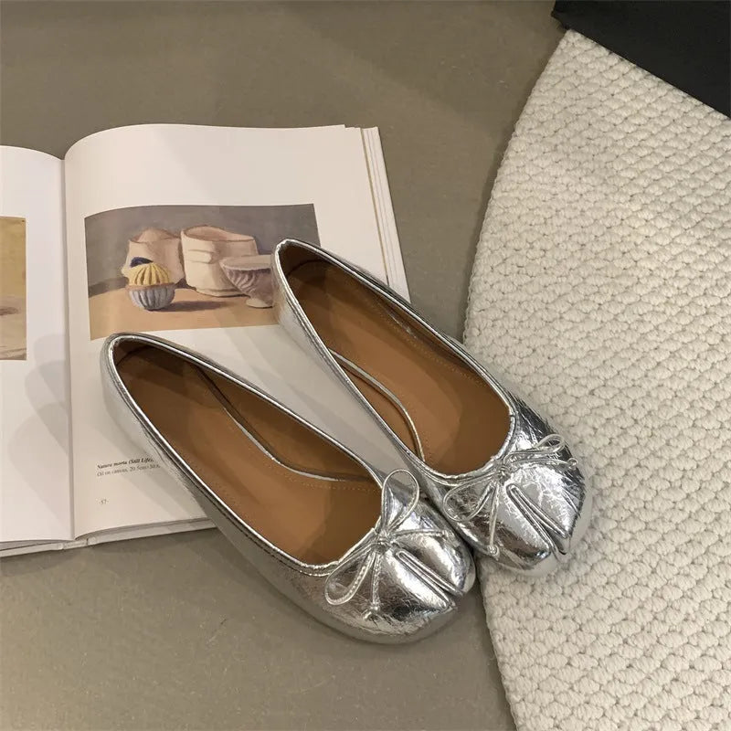 Women's split-toe flat pump in artificial PU, shown in available colours with round toe and flat rubber sole.