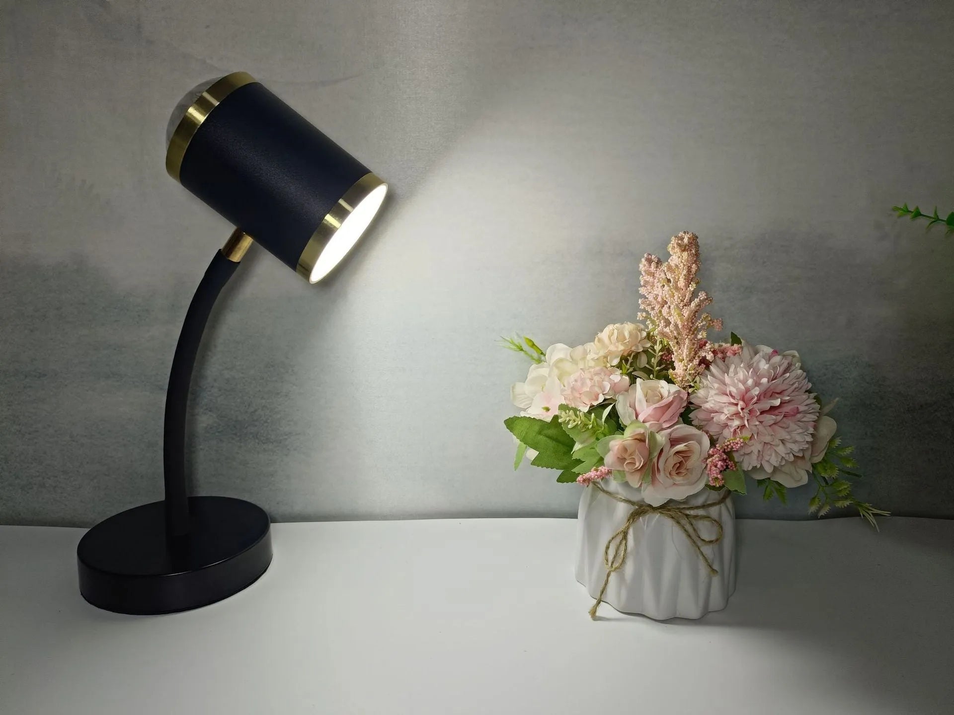 Black and white double-headed photography streaming lamp with metal holder