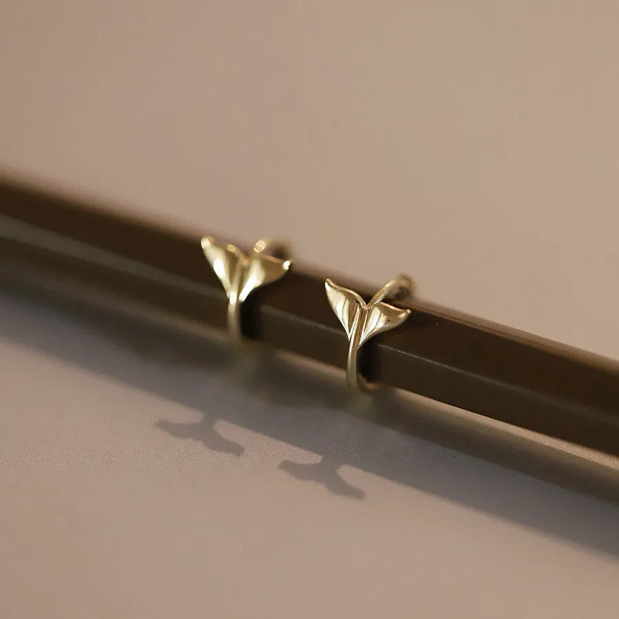 S925 sterling silver fishtail earrings with 8mm diameter in gold or white gold plate