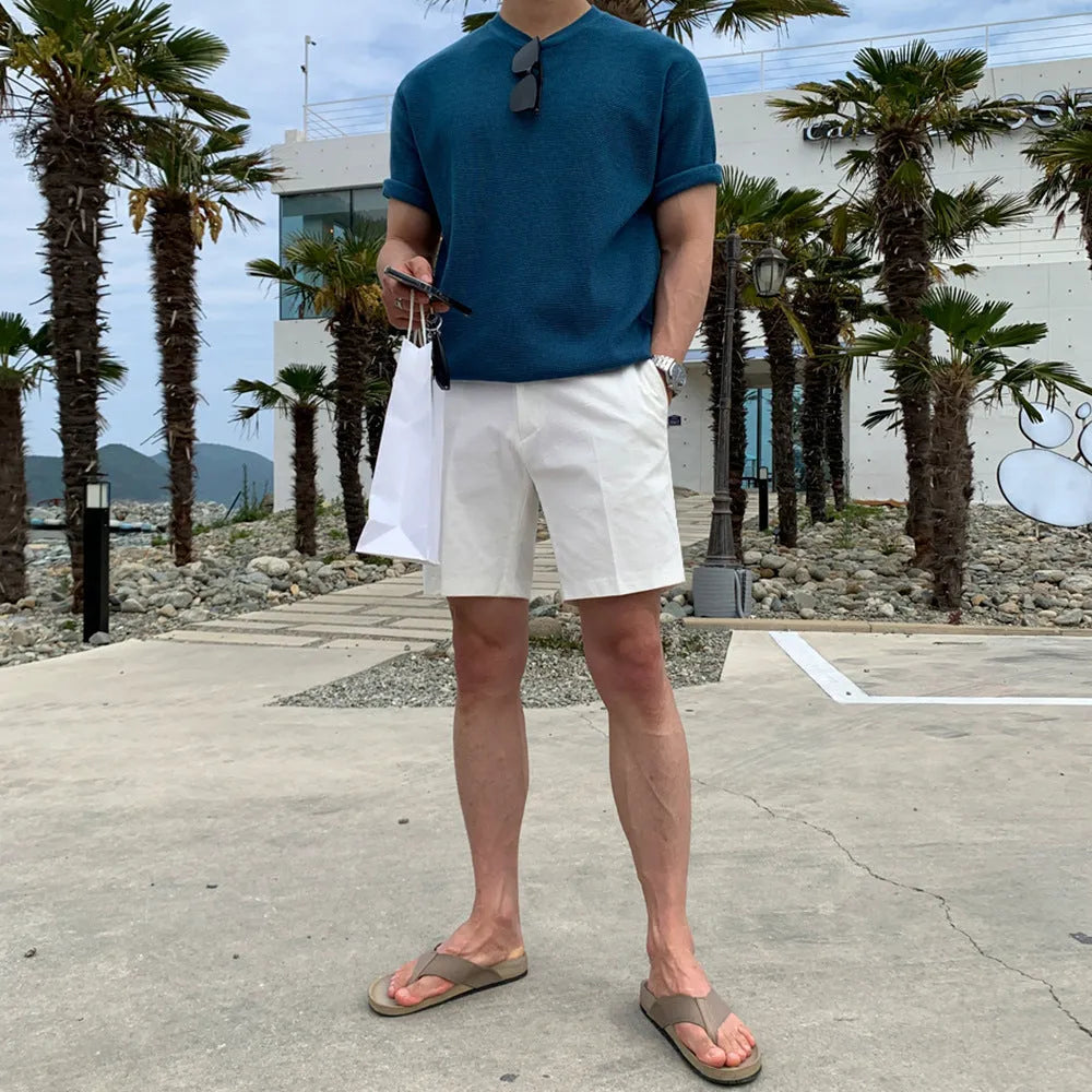 Man wearing solid colour straight-leg casual shorts in a loose fit.