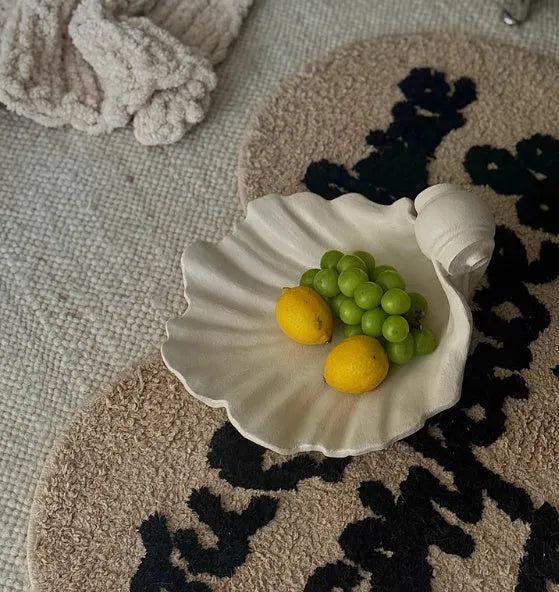 White resin simulation shell fruit plate decorative ornament with realistic seashell shape