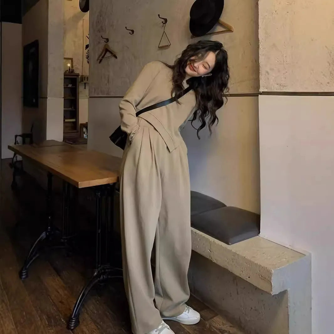 Women's loose-fit casual sports suit two-piece set in a solid colour, shown in khaki.