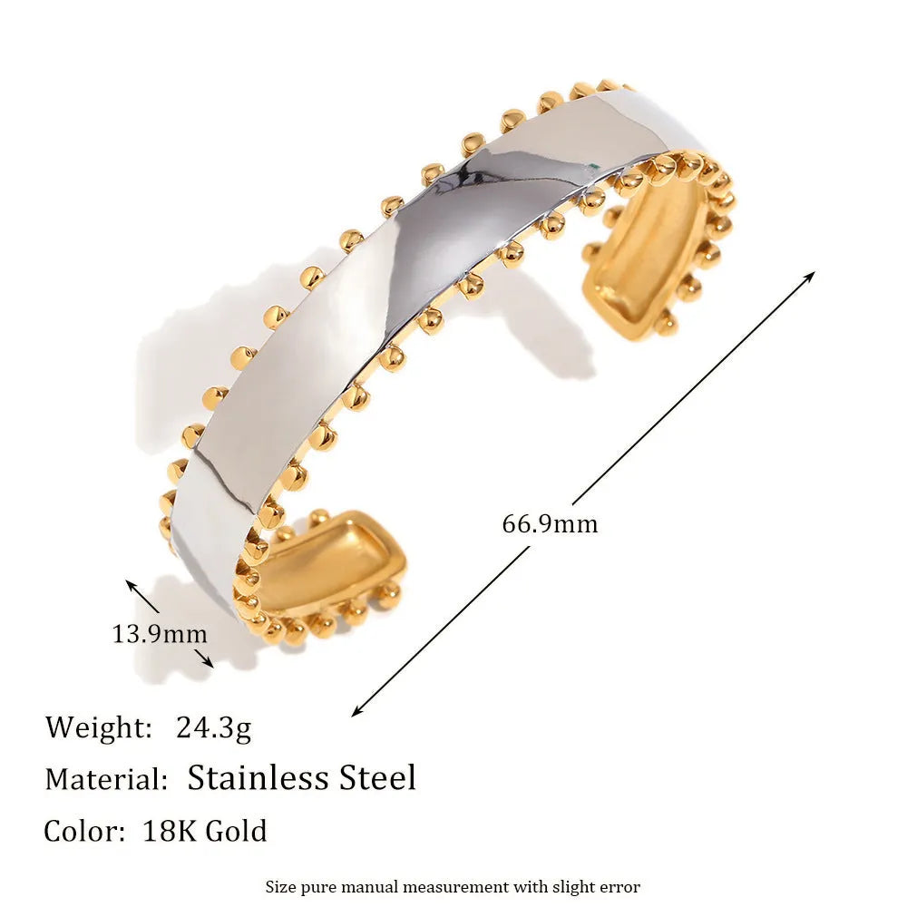 Gold geometric jewellery set with earrings, bracelet and necklace for women