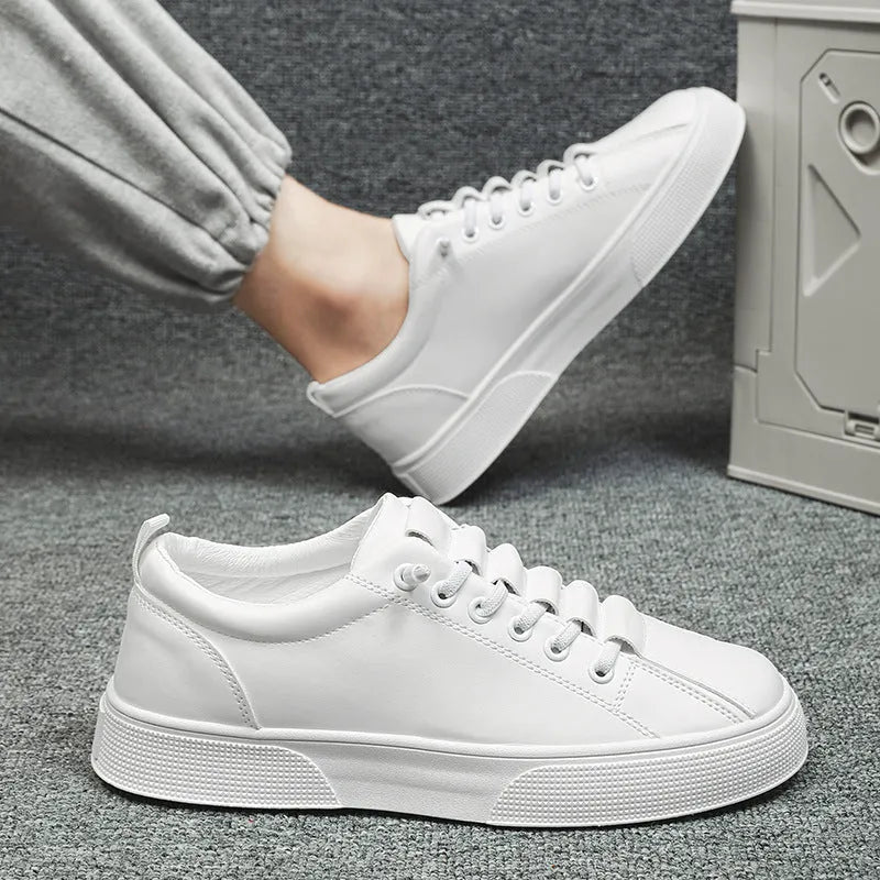 Men's low-top black synthetic leather sports trainers with PVC soles and leather stitching