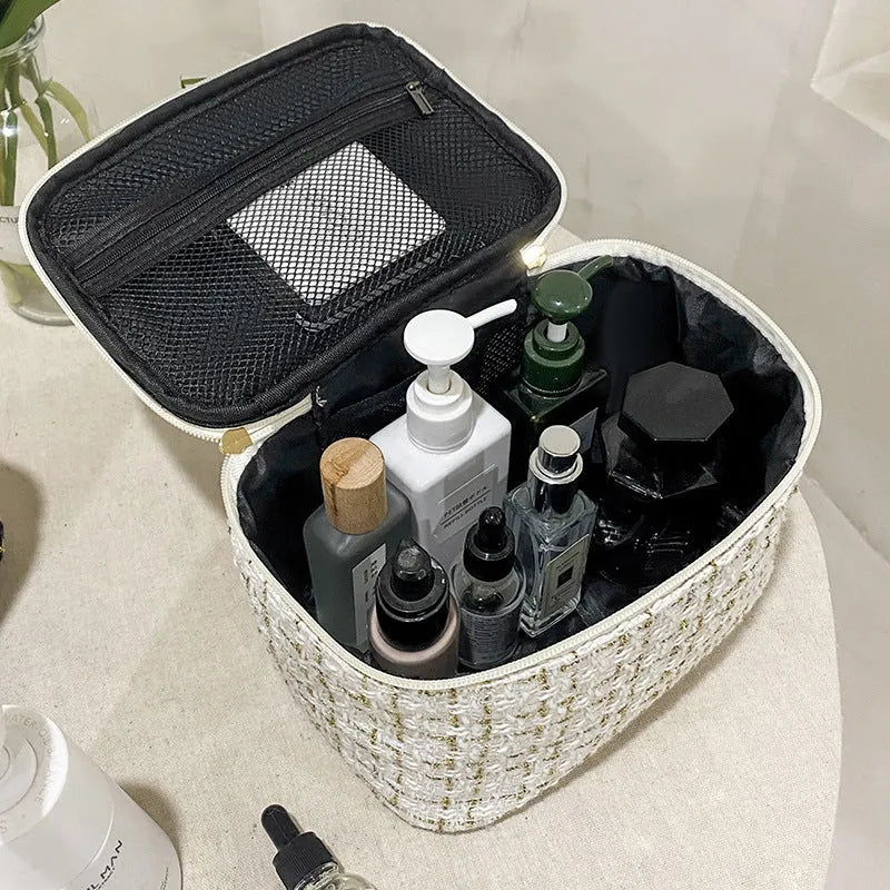 Large capacity plaid polyester makeup bag 21 x 14 cm in black with zipper closure