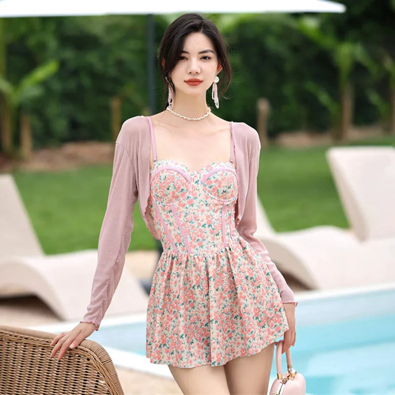 Women's floral pattern pink suspender swimsuit with smock for hot spring use