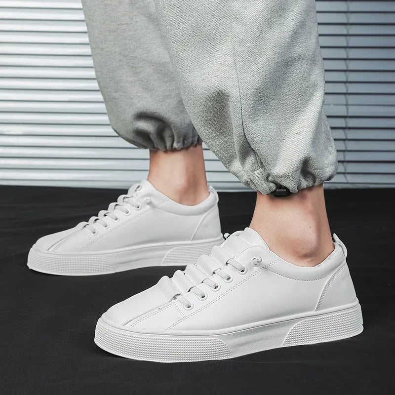 Men's low-top black synthetic leather sports trainers with PVC soles and leather stitching
